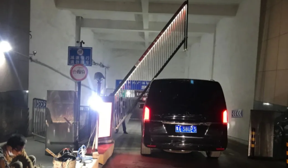 萬廈物業(yè)停車場抬桿放行，開到一半車卻被桿砸了